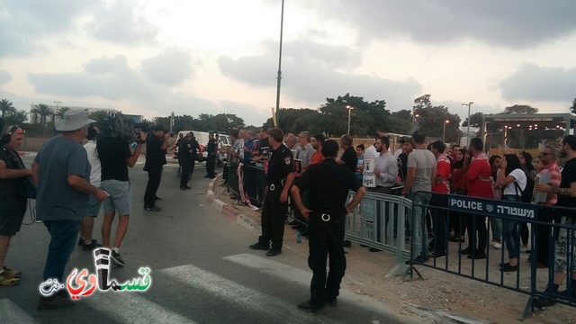 فيديو -العشرات يتظاهرون أمام مستشفى برازيلي تضامنًا مع الاسير بلال كايد واليمين يحاول الإعتداء عليهم